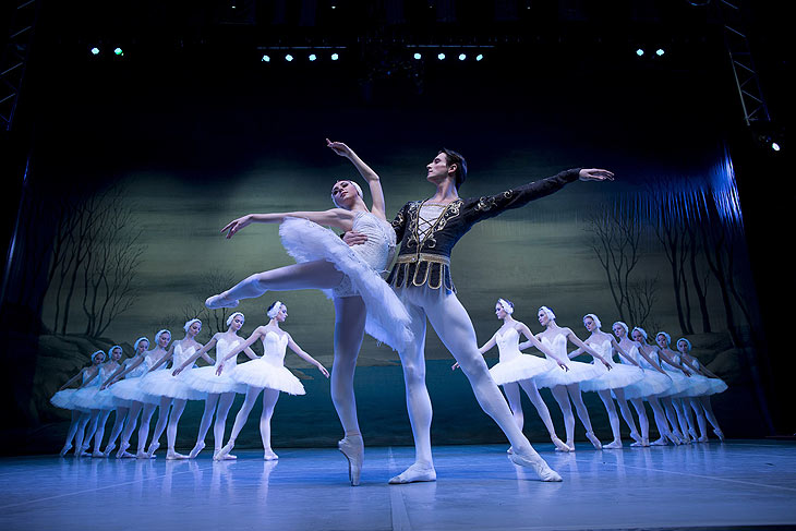 Im Prinzregententheater wird der größte „Schwanensee“ aller Zeiten gezeigt bis 27.12.2023 und vom 4. bis 7. Januar 2024 (©Foto: International Festival Ballet)